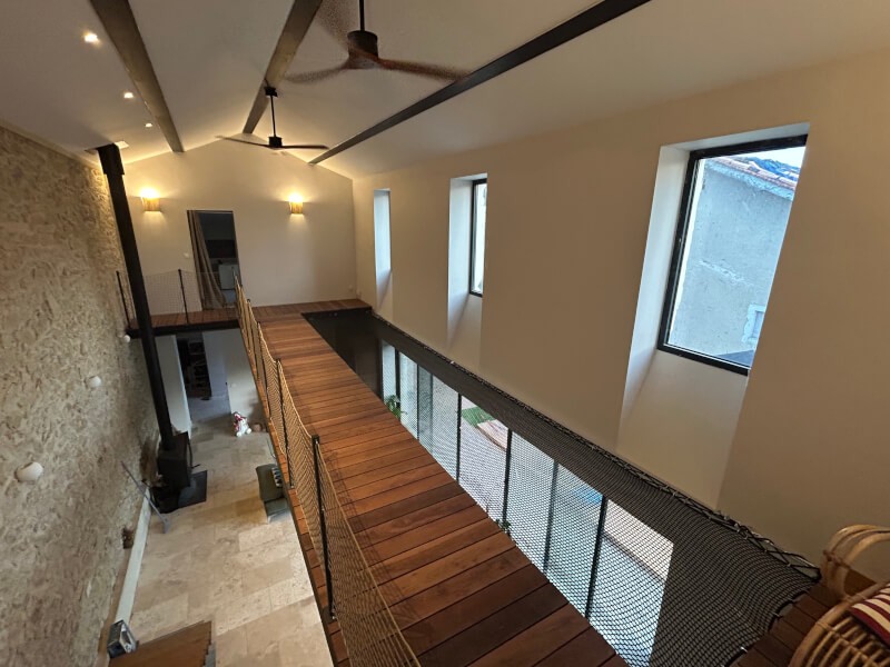 Long filet d'habitation dans un couloir à l'étage d'une maison