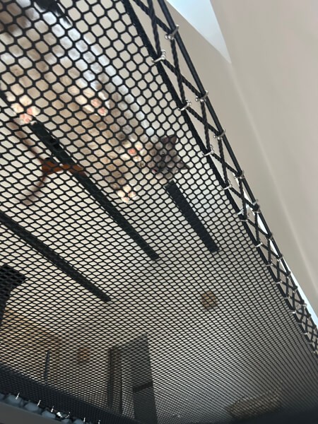 Long filet d'habitation dans un couloir à l'étage avec fixation en double laçage