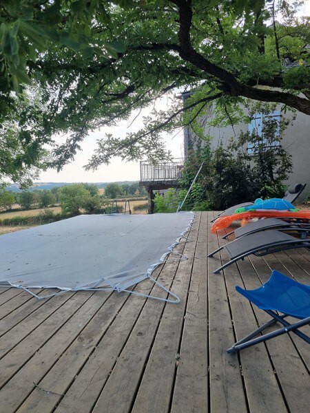 Filet anti-feuilles pour une piscine avec terrasse en hauteur