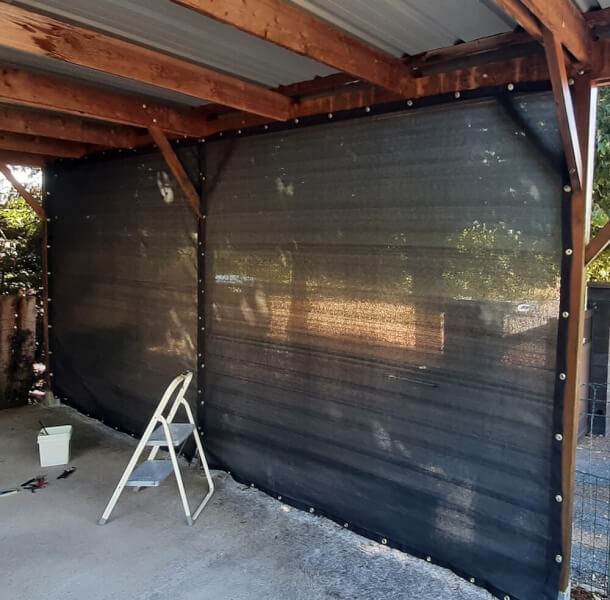 Filet brise-vue sur carport en bois