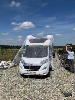 Camping-car stationné protégé contre la grêle - 3 x 9 m