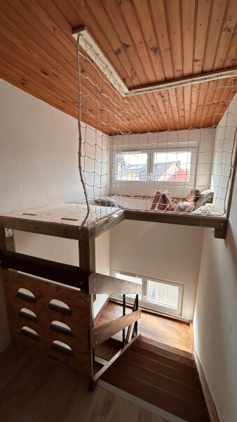 Après : Création d'un espace détente en mezzanine au-dessus d'un escalier