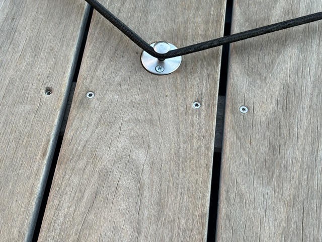 Piton escamotable fixé dans planche de terrasse en bois