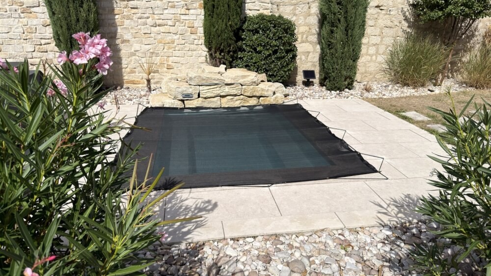 Filet feuilles en protection d'une piscine