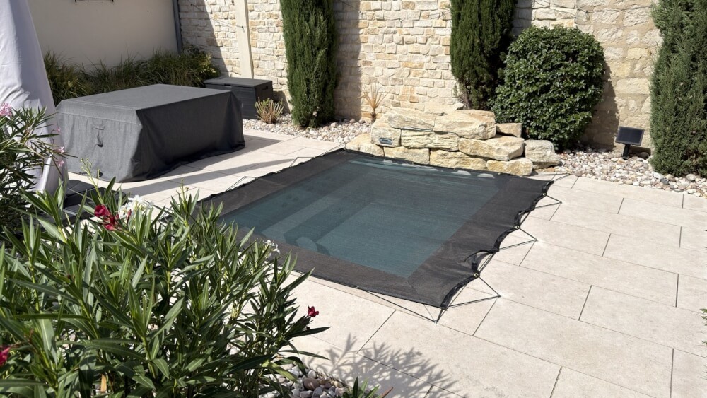 Filet feuilles en protection d'une piscine creusée