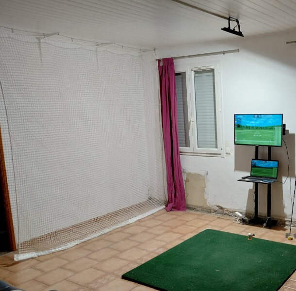 Installation d'un filet d'entrainement de golf en intérieur maison