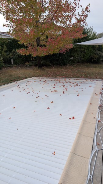 Filet protection de piscine au sol contre les feuilles