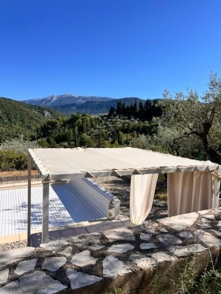 Toile d'ombrage tendue sur une structure de pergola carrée