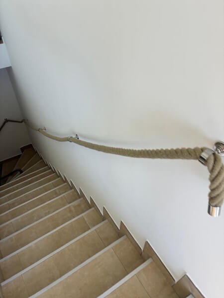 Créer une rampe d'escalier en grosse corde