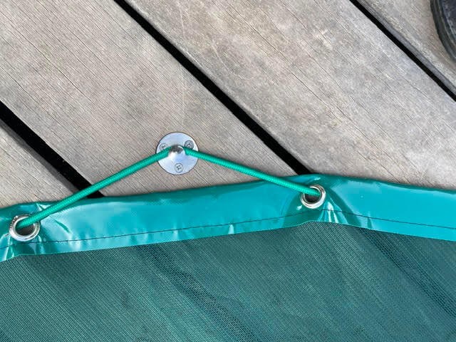 Pontet escamotable fixé sur une terrasse en bois