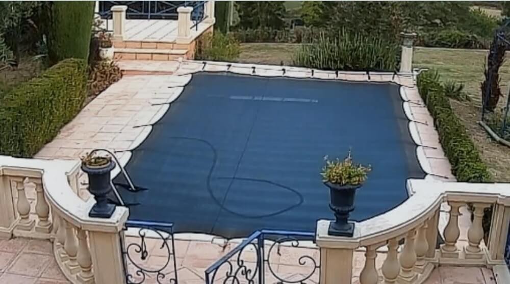 Anti-feuille noir tendu sur une piscine rectangulaire