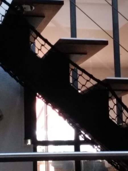 Filet de protection vide sous escalier