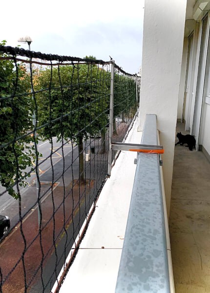Filet de sécurité pour chats sur balustrade de balcon