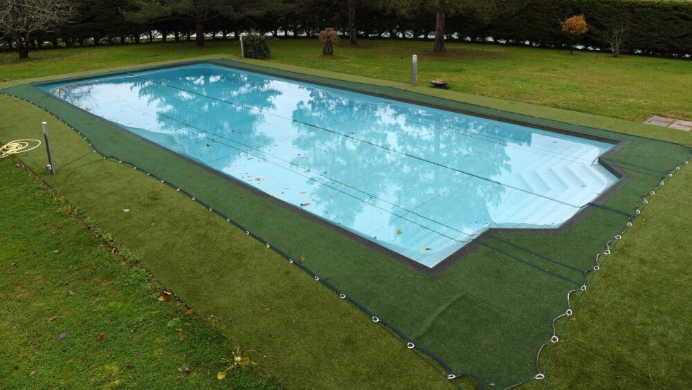 Protéger sa piscine avec un filet anti-feuilles
