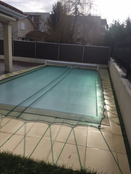 Filet anti-feuilles installé sur une piscine avec du Sandow