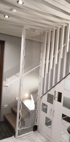 Cage d'escalier design avec garde-corps en filet polyamide blanc
