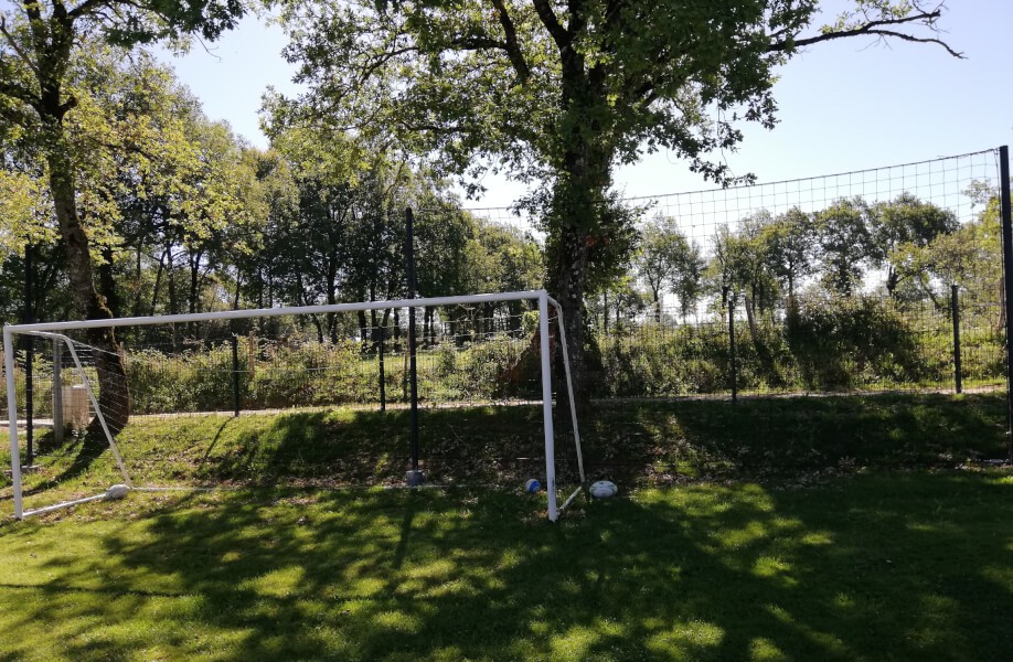 Terrain de foot maison avec filet pare-ballons