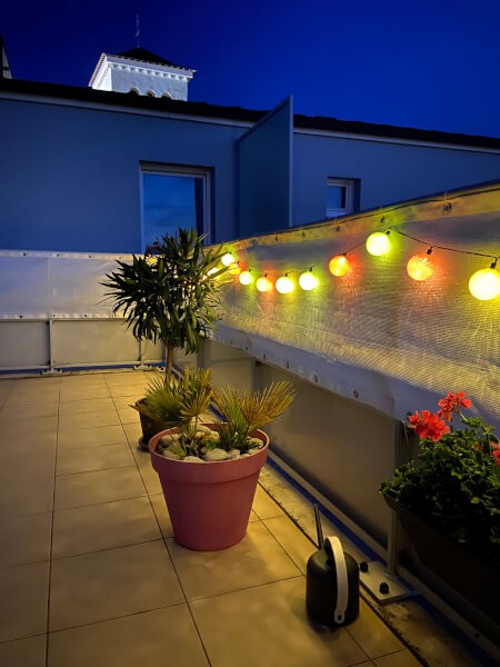 Filet brise vue sur balcon terrasse ambiance guinguette de nuit