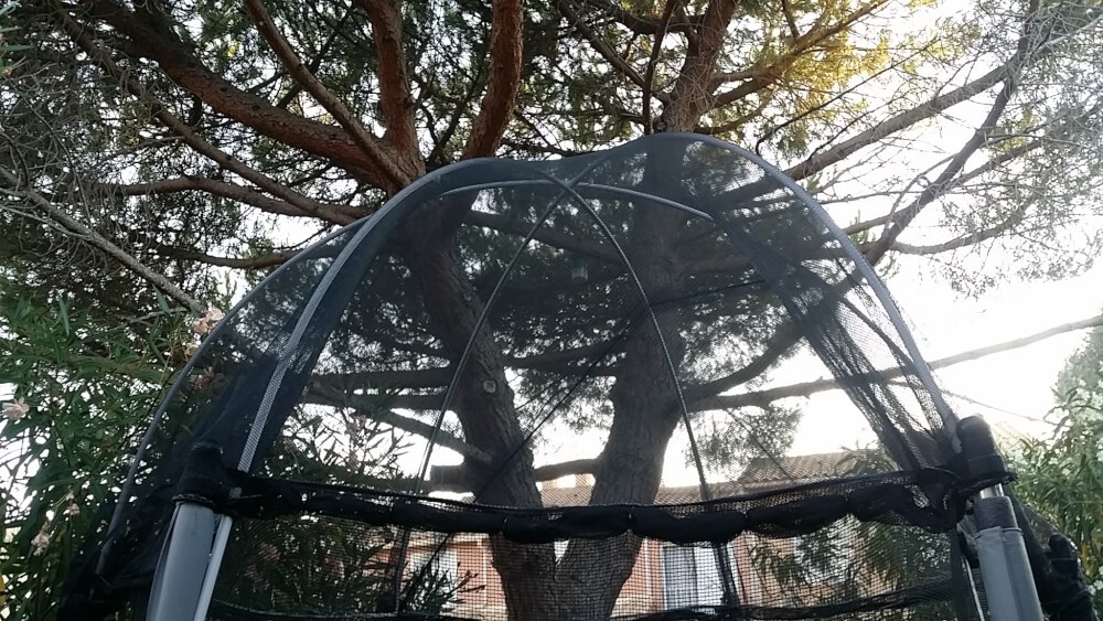Filet de protection contre les aiguilles de pin sur trampoline