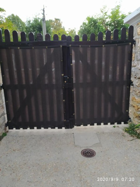 Brise-vue noir pour opacifier un portail en bois