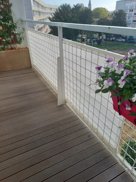 Filet occultant de couleur blanche installé sur balcon