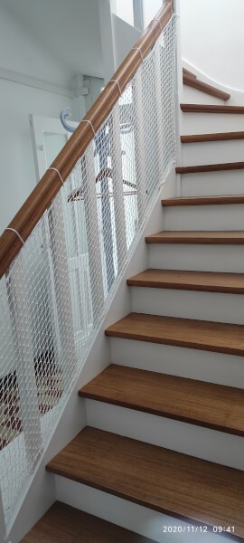 Filet de protection enfants polyamide pour protéger un escalier