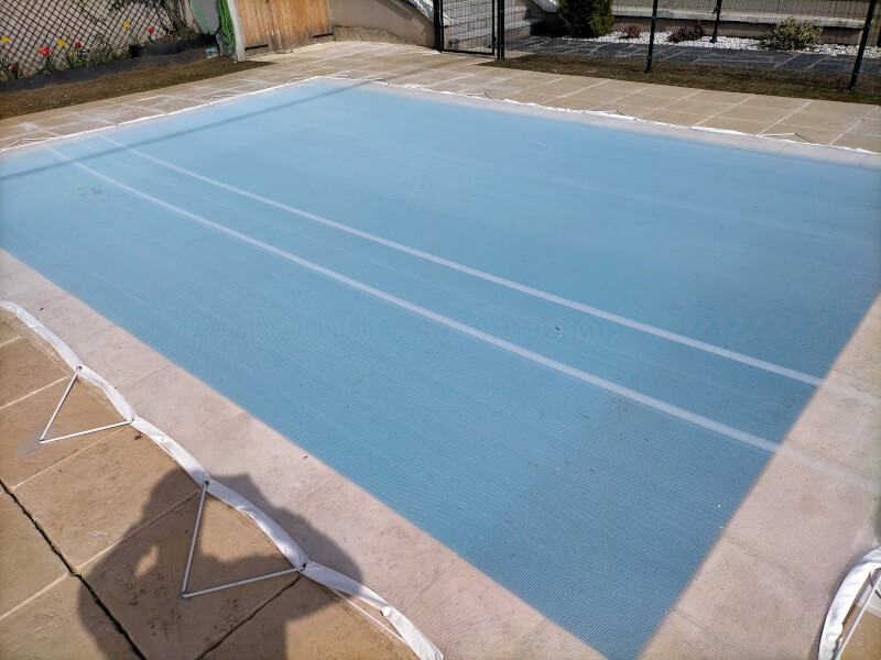 Filet anti salissures pour protéger un bassin de piscine 