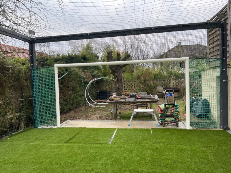 Création d'un terrain de foot dans son jardin avec des filets pare-ballons