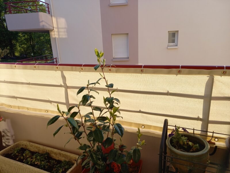 Filet brise-vue blanc installé sur balcon
