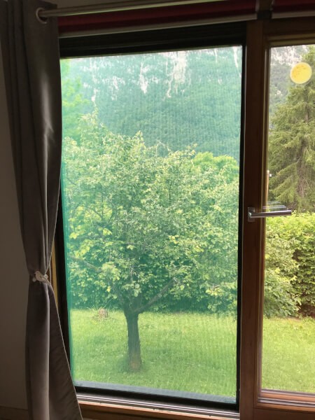 Filet anti-insectes et moustiques installé sur une fenêtre