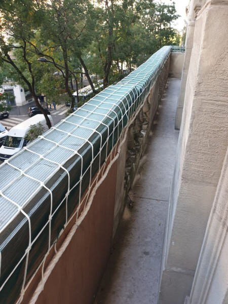 Mise en sécurité d’un balcon sur Paris avec un filet anti-chutes