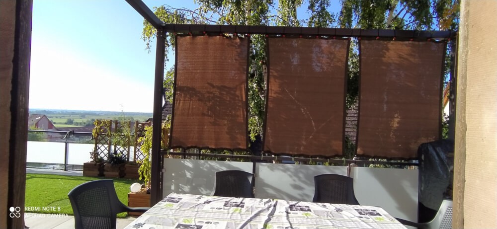 Installation de 3 filets brise vue marron sur une terrasse