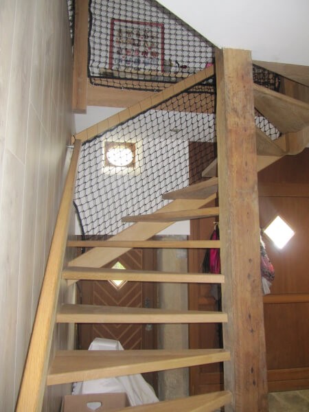 Filet utilisé comme garde-corps pour une montée d'escaliers et une mezzanine 