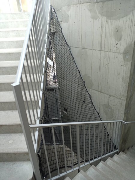 Filet de sécurité anti-chute triangulaire pour cage d'escalier