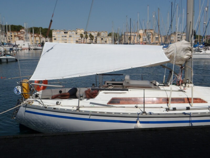 Filet d'ombrage triangulaire style voile installé sur un bateau