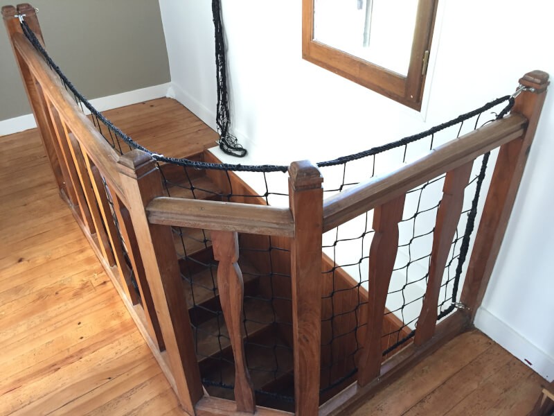 Filet de protection pour garde-corps de trémie d'escalier