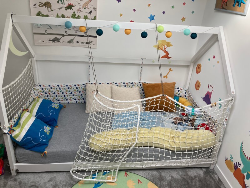 Filet garde-corps utilisé pour protéger un lit pour enfant