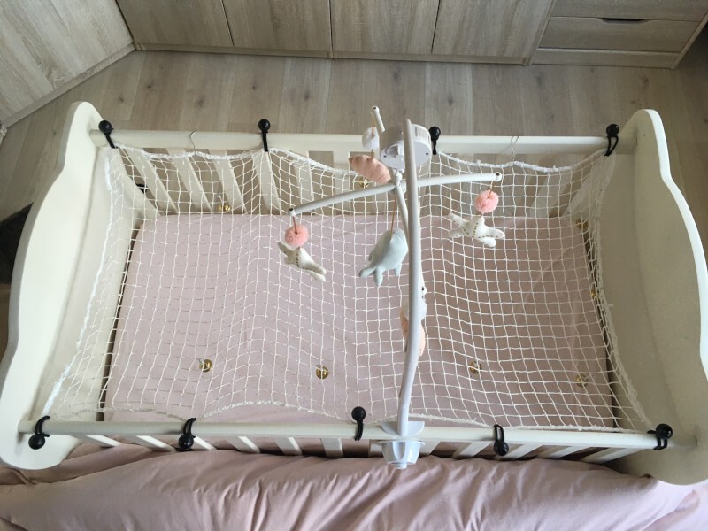 Filet de protection pour chat utilisé pour sécuriser un lit pour bébé